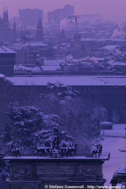  Arco della Pace e tetti innevati - click to next image