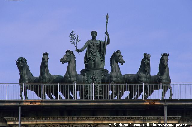  Sestiga sull'Arco della Pace - click to next image