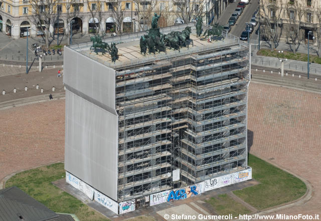  Arco della Pace in restauro - click to next image