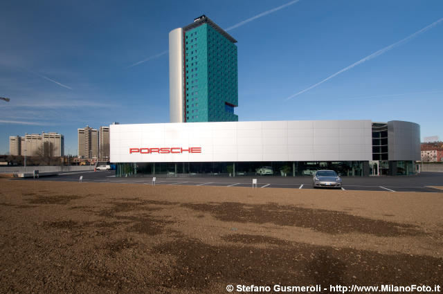  Centro Porsche Milano Nord - click to next image