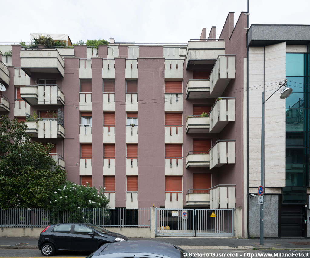  Viale Teodorico 21 - Fronte su via Val Vigezzo - click to next image