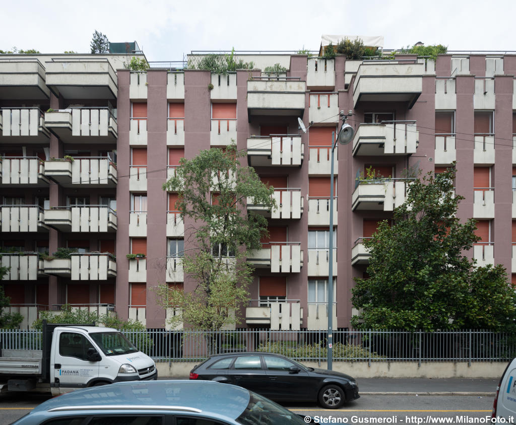  Viale Teodorico 21 - Fronte su via Val Vigezzo - click to next image