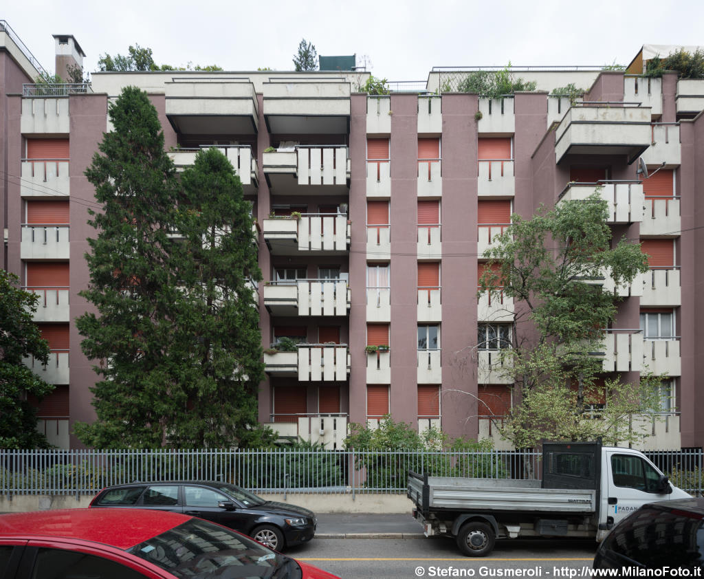  Viale Teodorico 21 - Fronte su via Val Vigezzo - click to next image