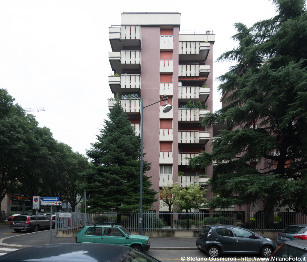  Viale Teodorico 21 - Fronte su via Val Vigezzo - click to next image