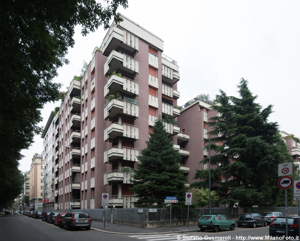  Viale Teodorico 21 - Fronte su via Val Vigezzo - click to next image
