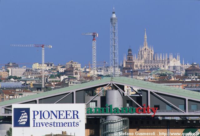  Portello, gru, torre littoria, Castello e Duomo - click to next image
