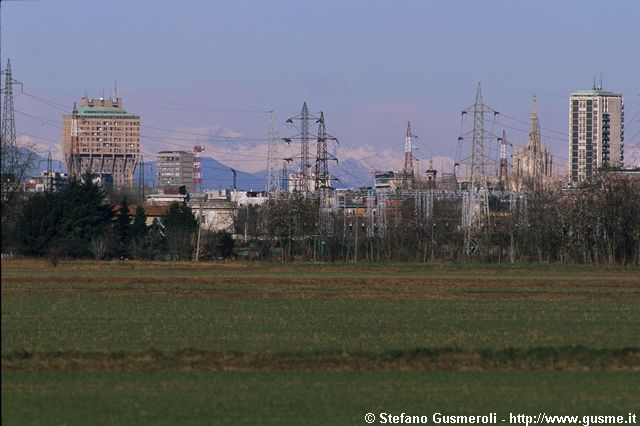  Campi, linee AT, torre Velasca, Duomo e palazzo viale Sabotino 19 - click to next image
