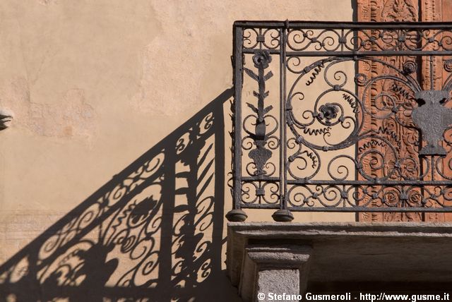  Ferro battuto della balconata - click to next image