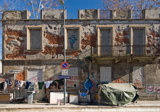  Baracca di una senza-tetto e panni stesi - click to next image
