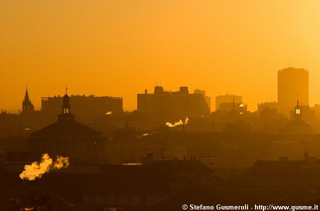  Cupole, grattacieli e fumaioli all'alba - click to next image