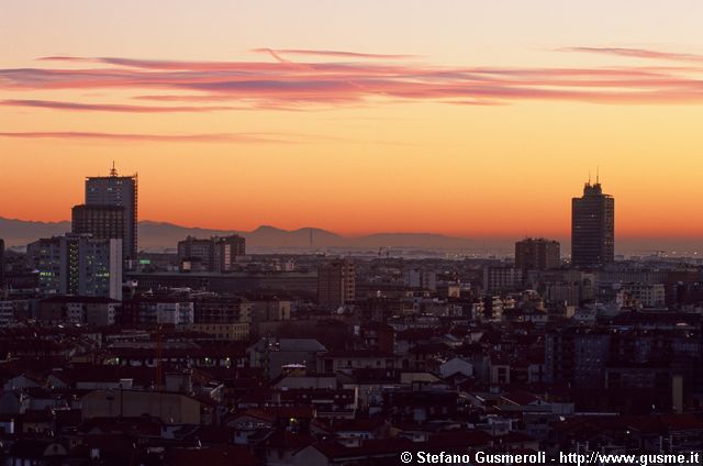  Grattacieli milanesi e prealpi bresciane - click to next image