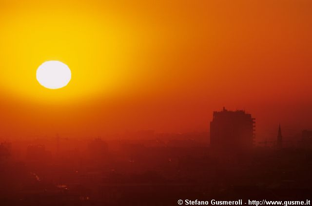  Alba su Milano e grattacielo via Mascagni 21 - click to next image