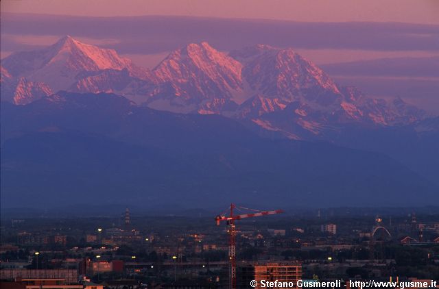  Alba sui cantieri di Milano verso il Weissmies, Lagginhorn, Fletschhorn - click to next image