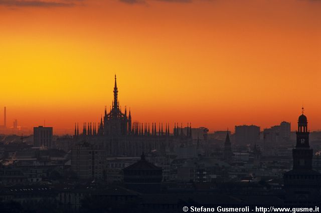  Duomo e Castello all'alba - click to next image