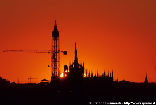  Alba dietro alla torre Branca e al Duomo - click to next image