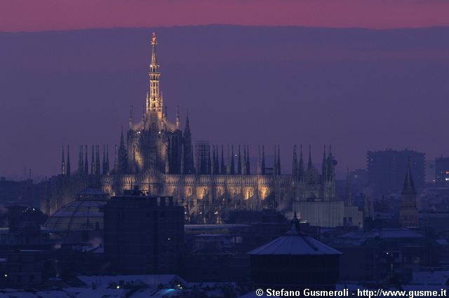  Tetti imbiancati e Duomo all'alba - click to next image