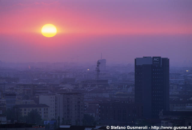  Alba dietro all'AC Hotel - click to next image