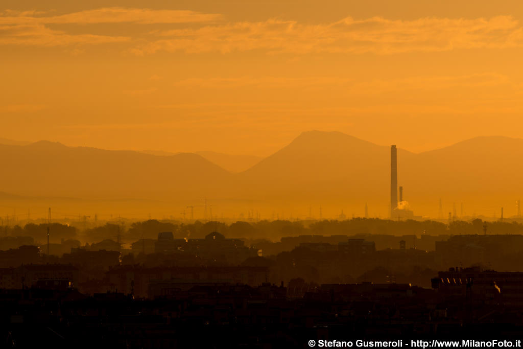 Monte Ucia e ciminiera centrale termoelettrica AEM Cassano d'Adda - click to next image