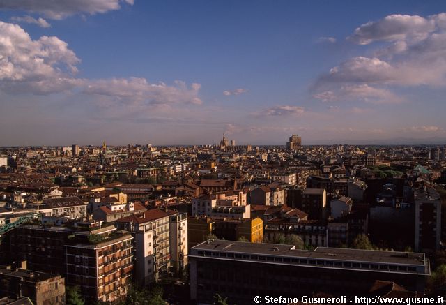  Palazzi di via Tommaso da Cazzaniga e panorama verso il centro - click to next image