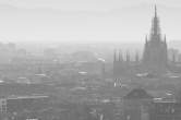 20120109_121248 Controluce nebbioso verso il Duomo_bw