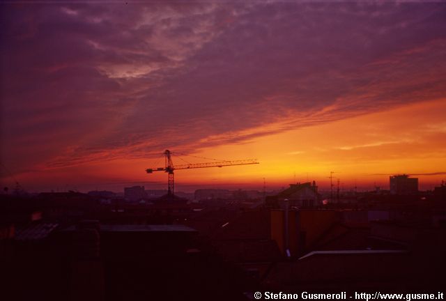 199401xx_001_05 Tramonto con gru per box in p.za Tommaseo - click to next image