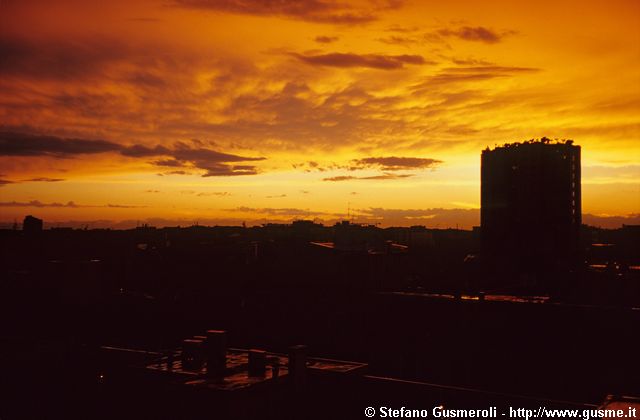  Tramonto sul grattacielo di largo V Alpini 15 - click to next image
