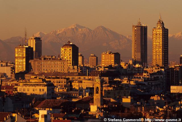  S.Francesco di Paola, grattacieli e Grigne al tramonto - click to next image