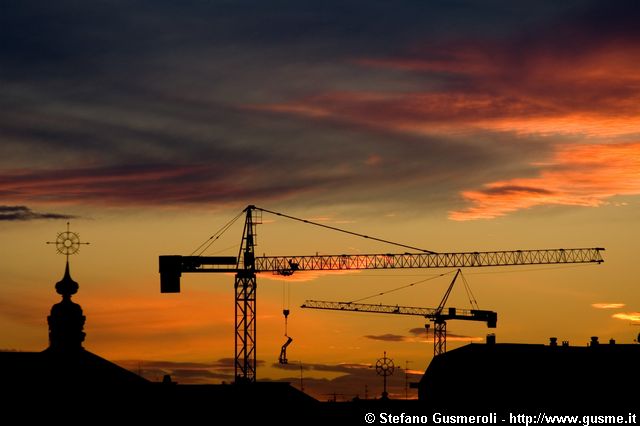  Tramonto con gru - click to next image