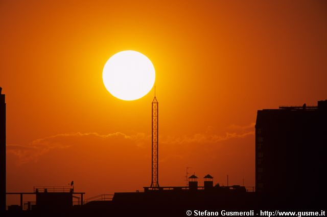  Tramonto sul traliccio di via Pirelli 20 - click to next image