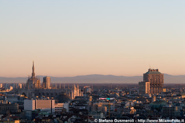  Appennini al tramonto su Milano - click to next image