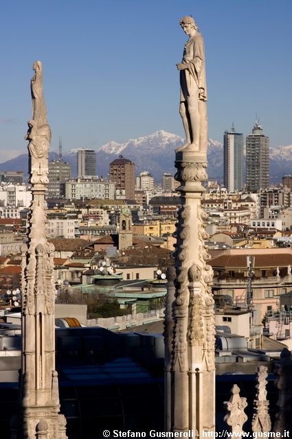  Guglie, grattacieli e Grigne - click to next image
