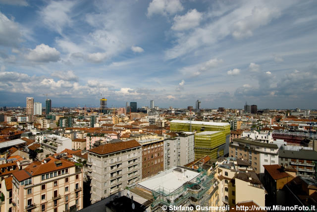  Panorama sui tetti di via Moscova - click to next image