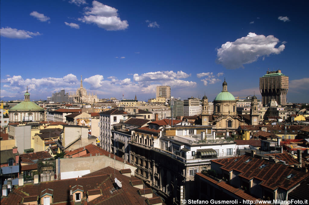  Tetti di via Torino, S.Sebastiano, Duomo, S.Alessandro e torre Velasca - click to next image