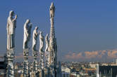 20050103_113_10 Guglie del Duomo e alpi innevate