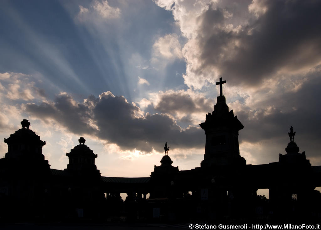  Cimitero Maggiore al tramonto - click to next image