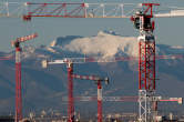 20101213_152404 Gru di CityLife e monte Generoso