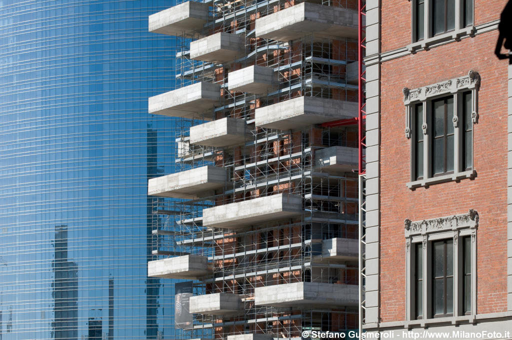  Scorcio del cantiere Bosco Verticale da via Volturno - click to next image