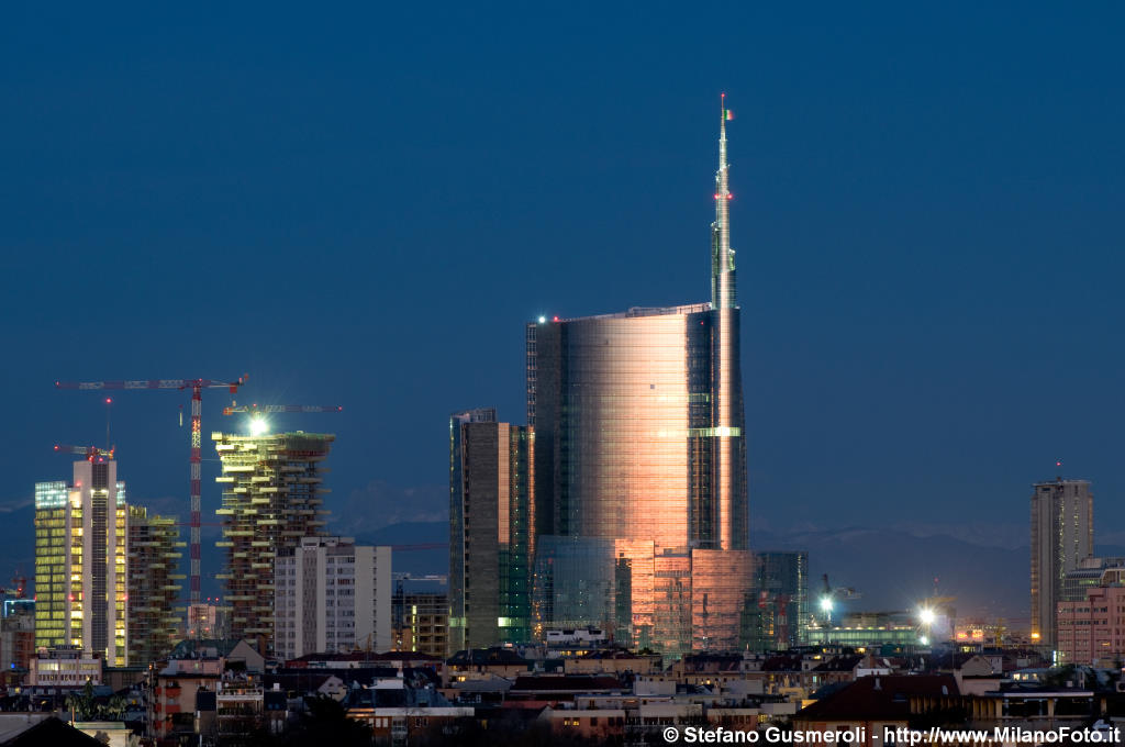  Skyline di Porta Nuova al tramonto - click to next image