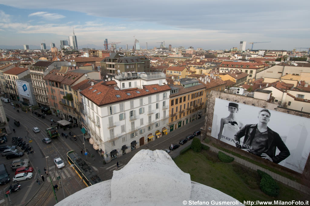  Spazio Armani su via dell'Orso 11 - click to next image