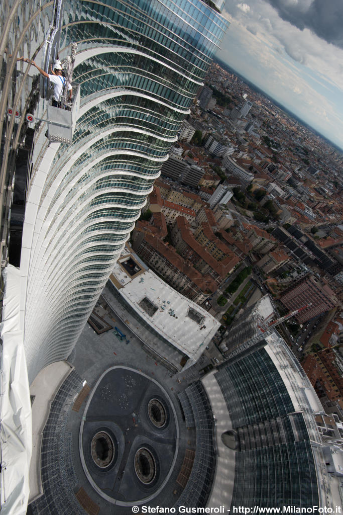  Posa dell'insegna Unicredit - click to next image