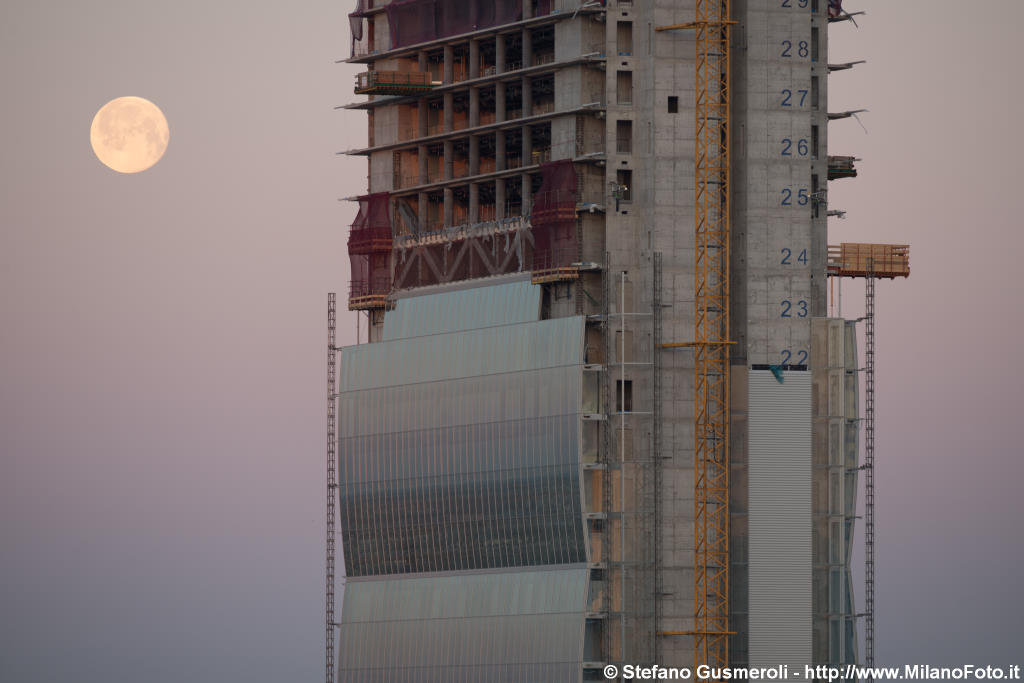  Luna e torre Isozaki in costruzione - click to next image