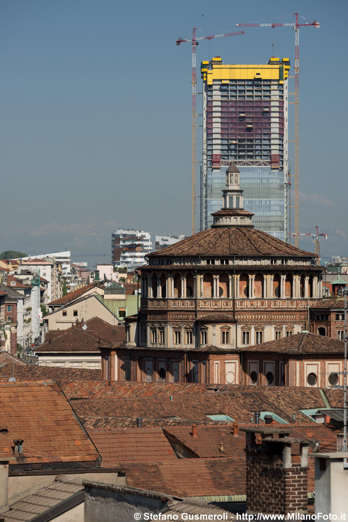  Tiburio S.Maria delle Grazie e torre Isozaki in costruzione - click to next image