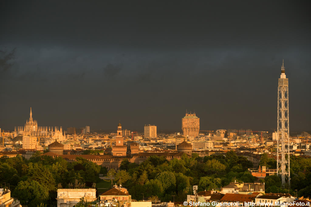  Parco Sempione e torre Branca sotto al temporale - click to next image