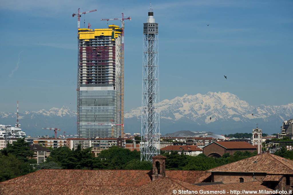  Torre Isozaki in costruzione, torre Branca e monte Rosa - click to next image