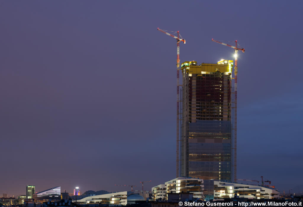  Torre Isozaki in costruzione notturna - click to next image