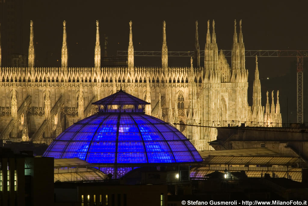  Cupola Galleria V.E. illuminata per le festivit� - click to next image