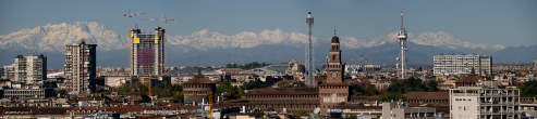 20131111_102336_P Torre Isozaki in costruzione tra torri alpi innevate