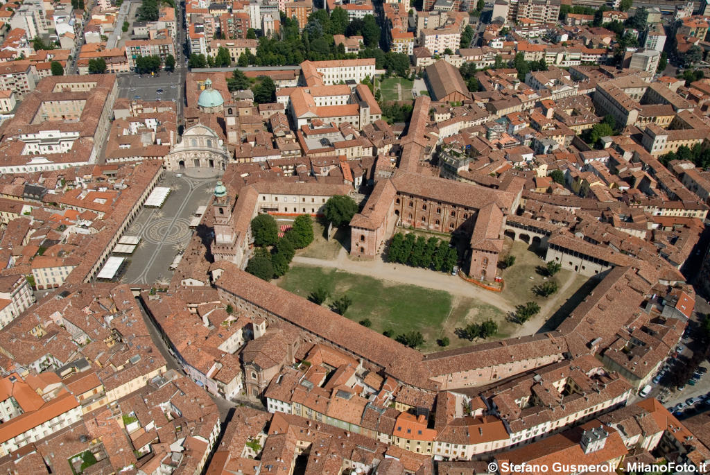  Vigevano - Piazza Ducale e Castello Sforzesco - click to next image