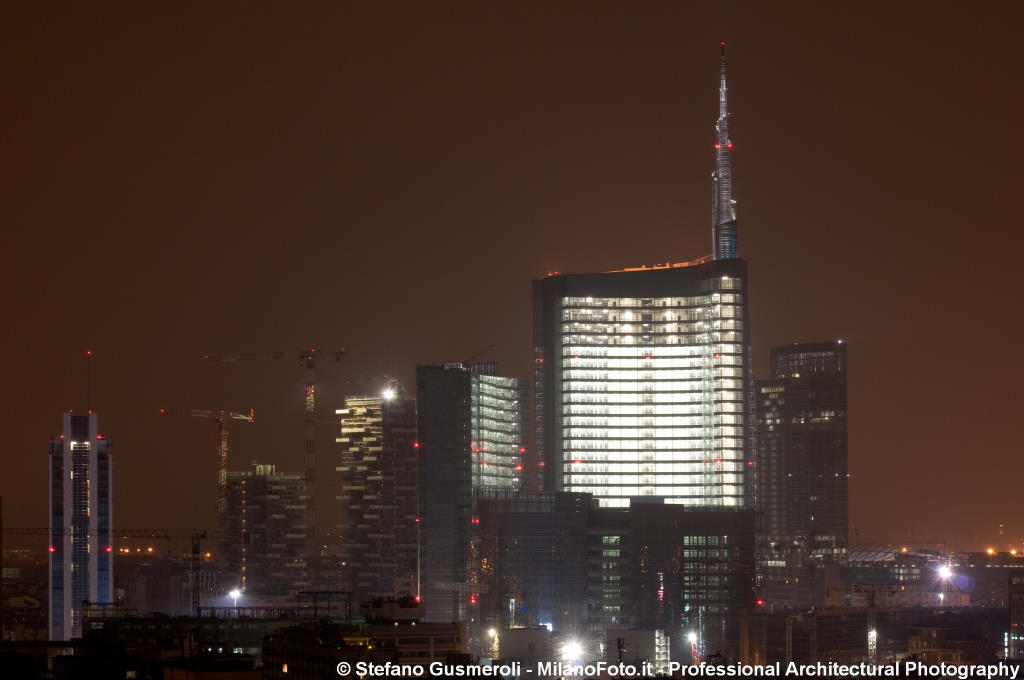 Torre Pelli illuminata - click to next image