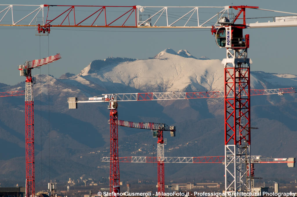  Gru di CityLife e monte Generoso - click to next image